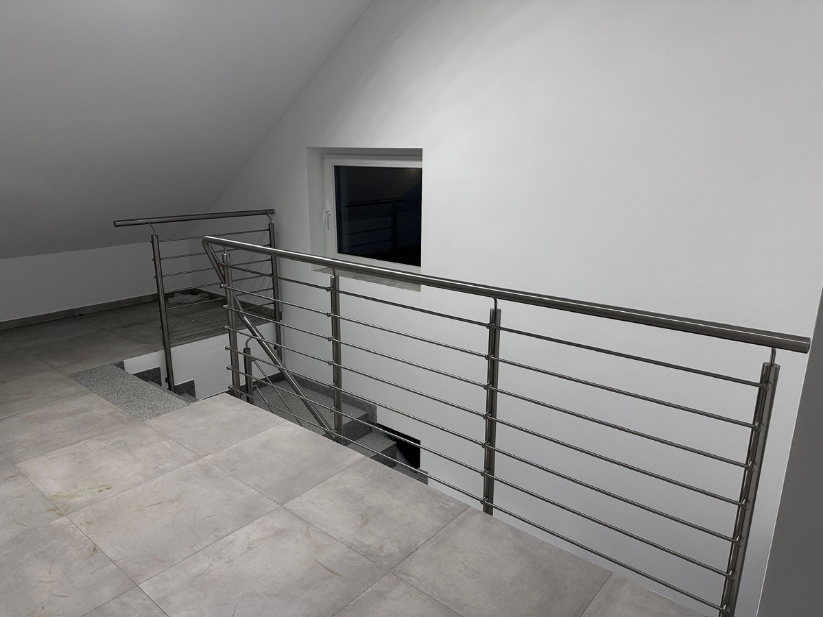 Edelstahlgeländer mit Glasfüllung an einer Außentreppe