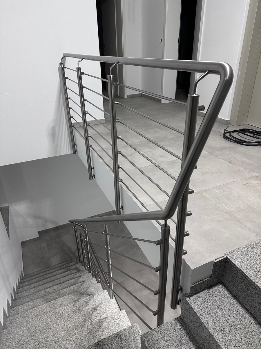 Modernes Balkongeländer aus Edelstahl und Glas