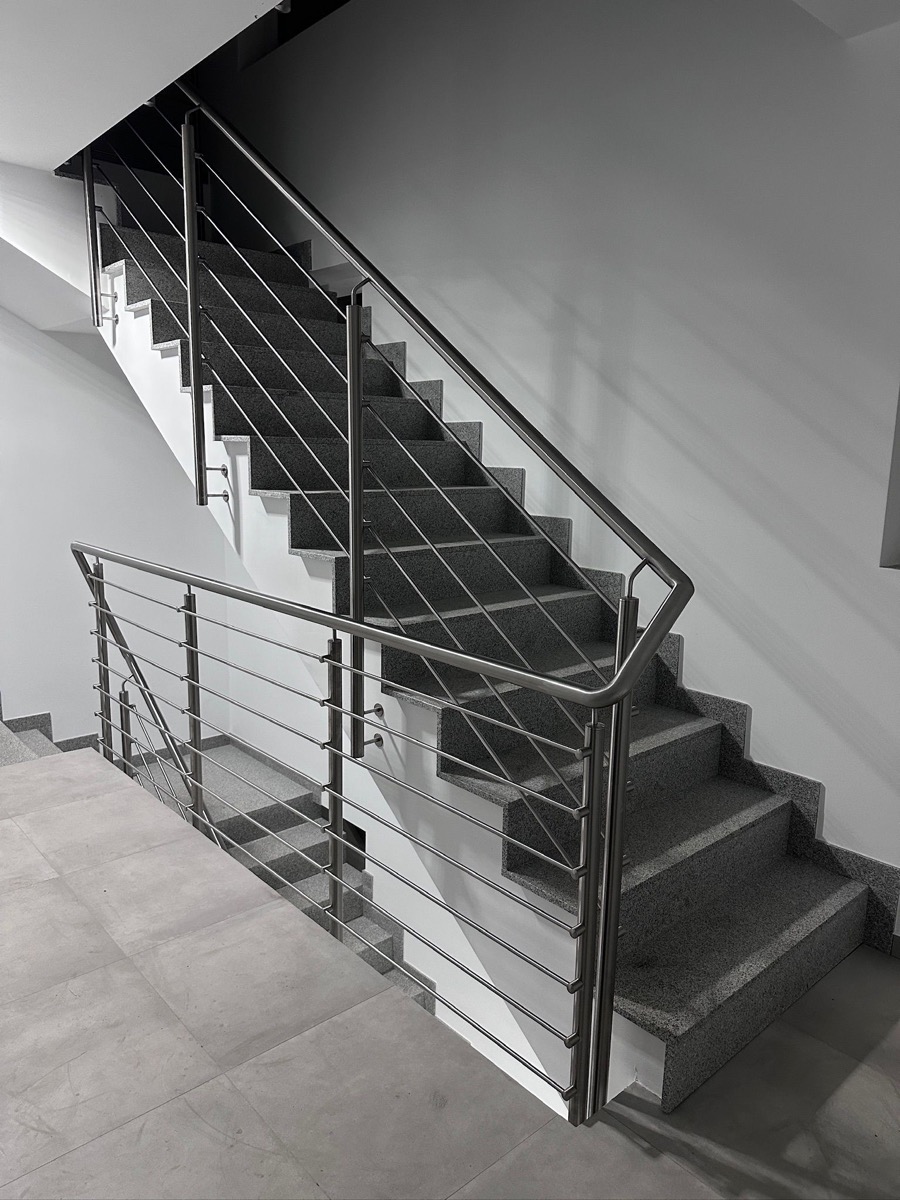 Treppengeländer mit horizontalen Edelstahlstäben
