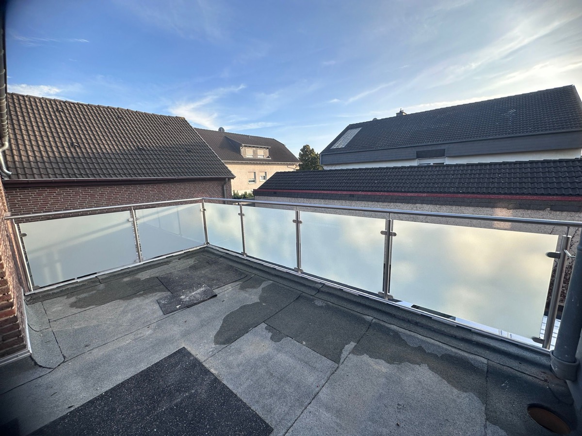 Glasgeländer an einer Terrasse mit freiem Blick