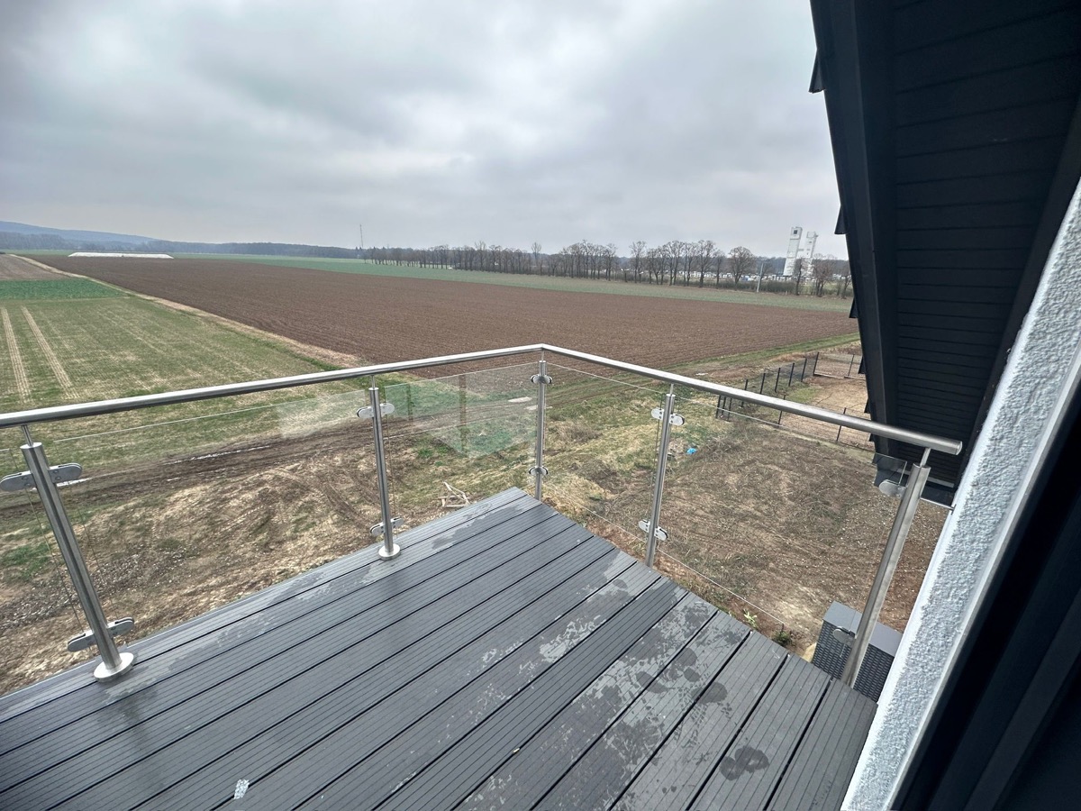 Geländer-Detailaufnahme — Verbindungselement aus Edelstahl