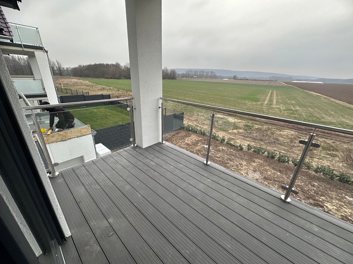 Metallbau Kacmaz — hochwertiges Edelstahlgeländer mit Glaselementen