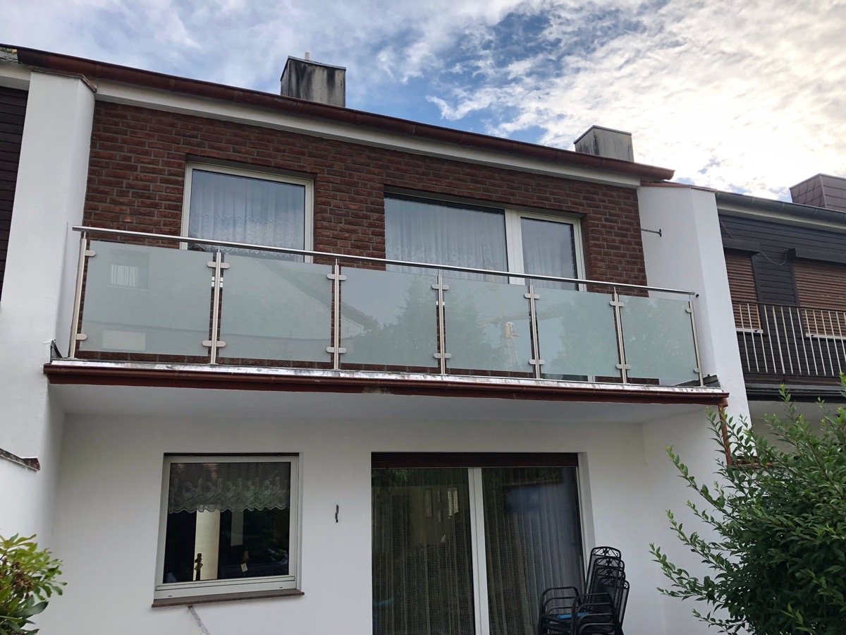 Großflächiges Glasgeländer an einem Neubau