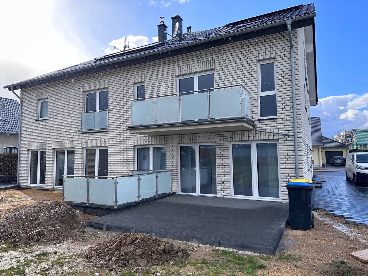 Neubau mit modernem Glasgeländer — Metallbau Kacmaz